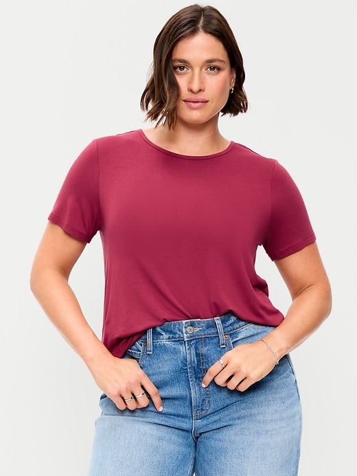 L'image numéro 5 présente T-shirt luxueux ras du cou pour Femme