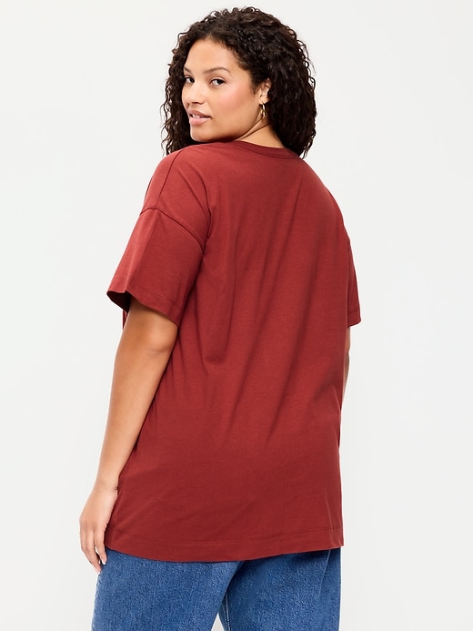 L'image numéro 9 présente T-shirt long surdimensionné à imprimé Dolly Parton™