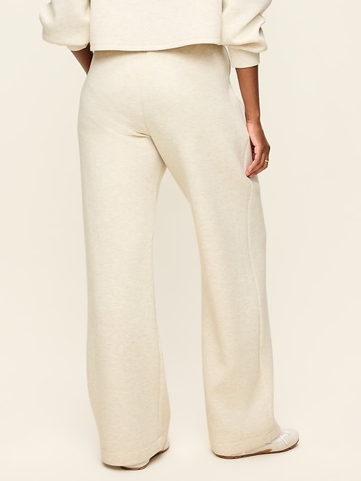 L'image numéro 8 présente Pantalon jambe large à taille haute en molleton qui reprend sa forme