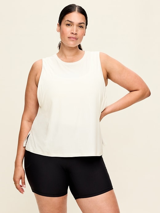 L'image numéro 7 présente T-shirt Doux nuage 94 à ourlet fendu pour Femme