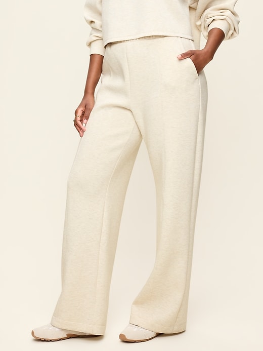 L'image numéro 7 présente Pantalon jambe large à taille haute en molleton qui reprend sa forme