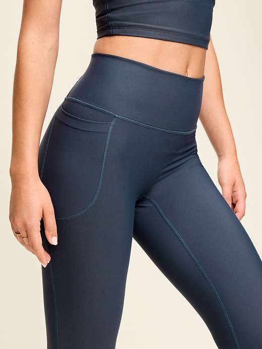 L'image numéro 4 présente Legging PowerSoft sans limites à poche à taille très haute, longueur 7/8 – Sans couture avant