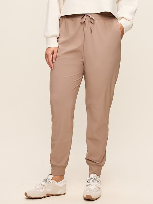 L'image numéro 6 présente Pantalon de jogging Tech Élégant à taille haute