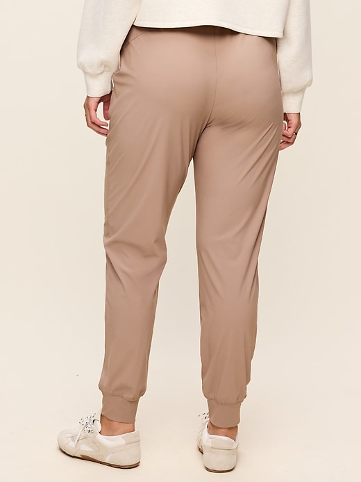 L'image numéro 7 présente Pantalon de jogging Tech Élégant à taille haute