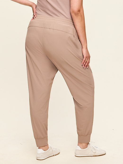 L'image numéro 9 présente Pantalon de jogging Tech Élégant à taille haute