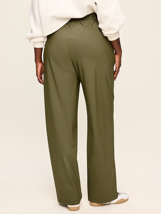 L'image numéro 7 présente Pantalon tailleur Tech Élégant à taille haute