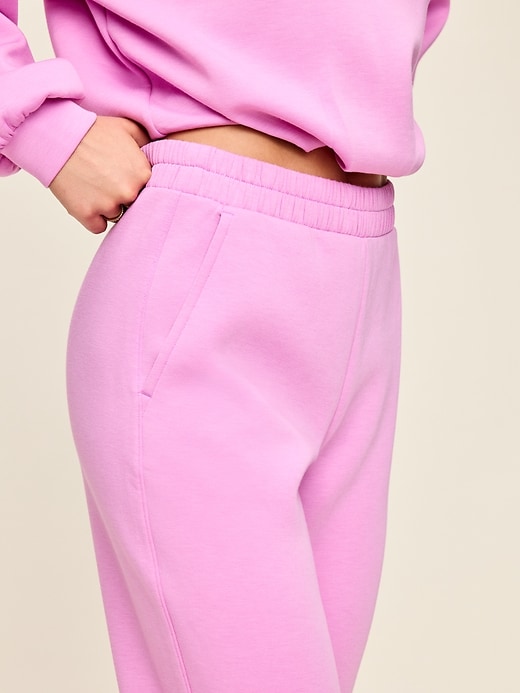 L'image numéro 5 présente Pantalon de jogging en molleton qui reprend sa forme à taille haute