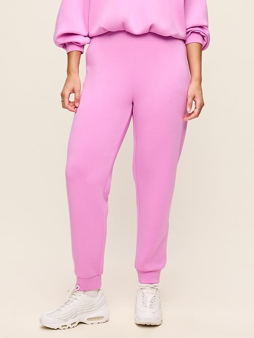L'image numéro 7 présente Pantalon de jogging en molleton qui reprend sa forme à taille haute