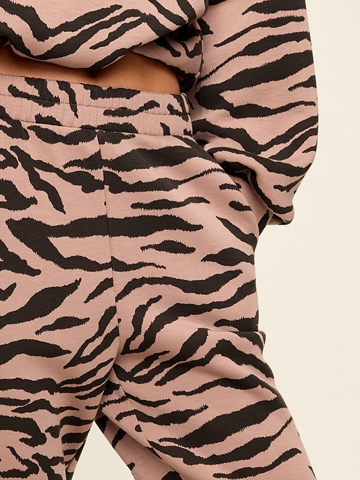 L'image numéro 5 présente Pantalon de jogging en molleton qui reprend sa forme à taille haute