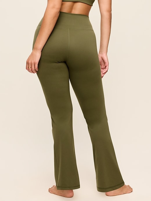 L'image numéro 6 présente Legging StudioSmooth évasé à taille haute