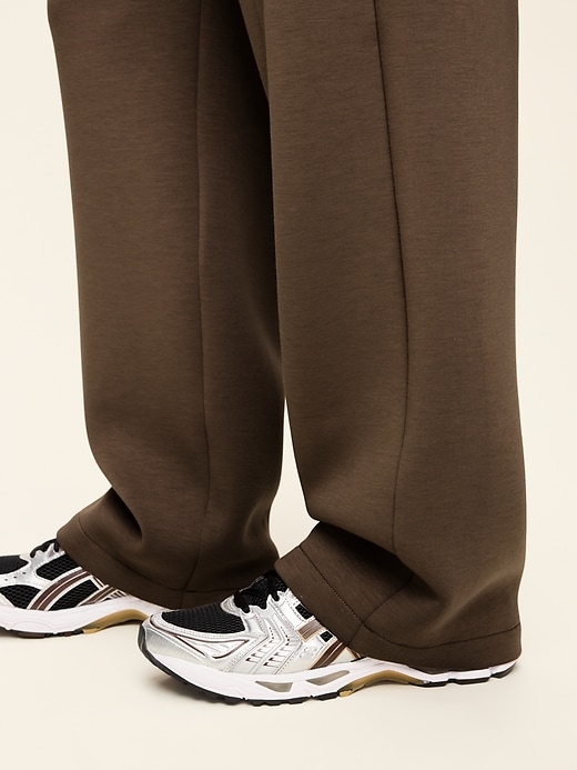 L'image numéro 5 présente Pantalon en coton ouaté coupe généreuse en molleton raffiné