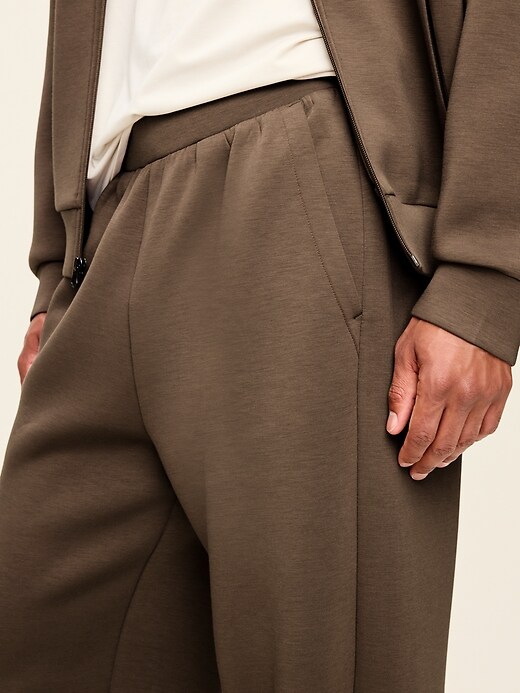 L'image numéro 4 présente Pantalon en coton ouaté coupe généreuse en molleton raffiné
