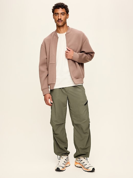 L'image numéro 2 présente Pantalon de jogging cargo Tech coupe généreuse