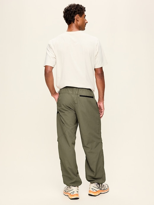 L'image numéro 4 présente Pantalon de jogging cargo Tech coupe généreuse