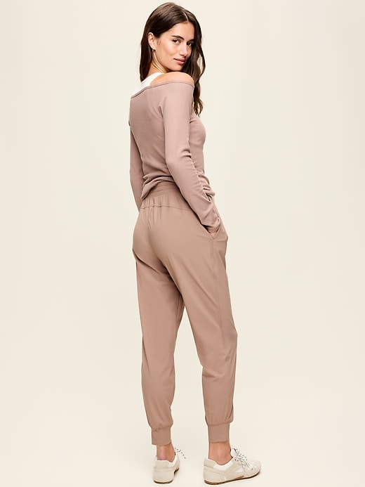 L'image numéro 3 présente Pantalon de jogging Tech Élégant à taille haute