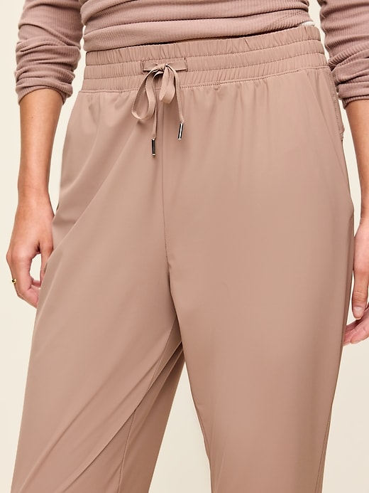 L'image numéro 5 présente Pantalon de jogging Tech Élégant à taille haute