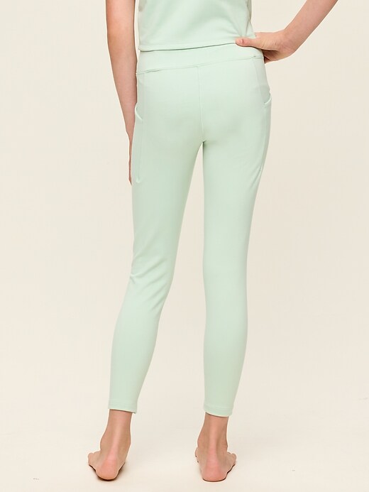L'image numéro 2 présente Legging StudioSmooth à taille haute longueur 7/8 pour fille
