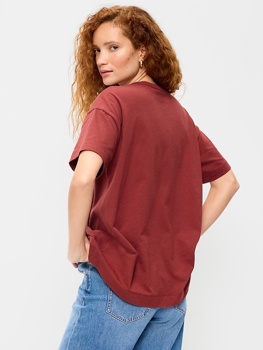 L'image numéro 2 présente T-shirt long surdimensionné à imprimé Dolly Parton™