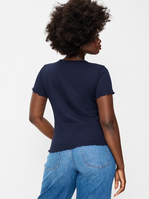 L'image numéro 7 présente T-shirt ajusté court en tricot gaufré