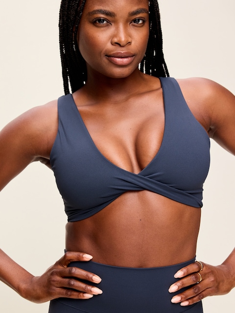 Light Support StudioSmooth Twist-Front Sports Bra