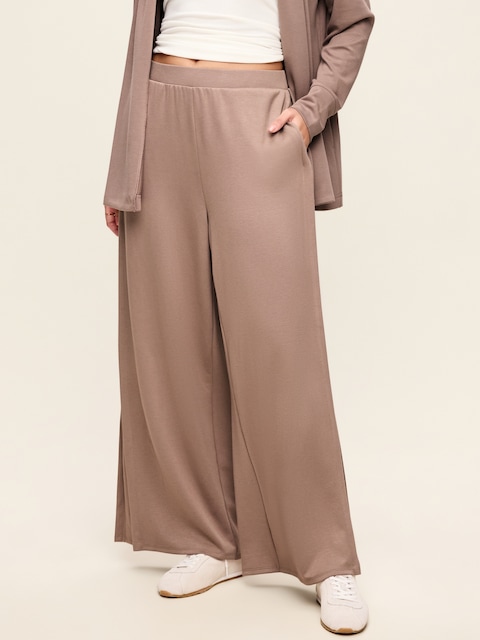PANTALON À PLIS FLUIDE À JAMBE LARGE ET TAILLE HAUTE EN MOLLETON COCOONING